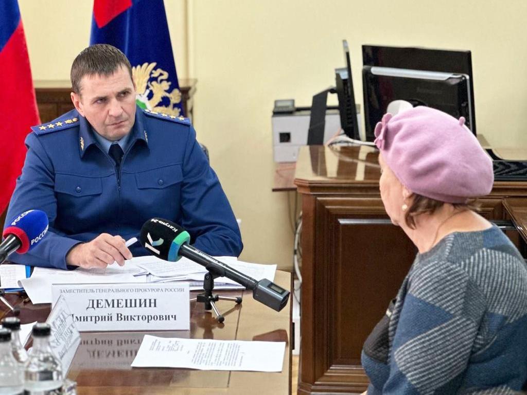 Заместитель Генерального прокурора России Дмитрий Демешин совместно с Губернатором края Виктором Томенко провели личный прием граждан в г.Барнауле.
