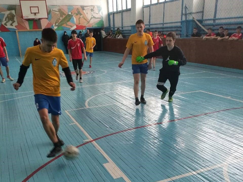 Александр Гаськов забивает гол в ворота Большеромановки.